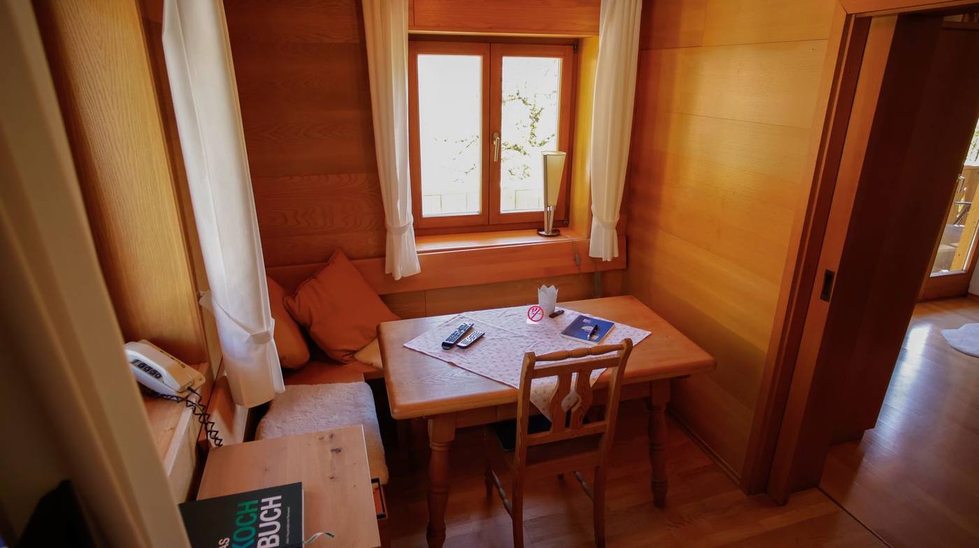 Gemütliche Eckbank am Fenster mit Holzvertäfelung
