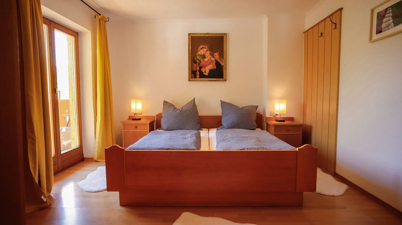 Familientraum – Schlafzimmer mit Doppelbett und Balkontür