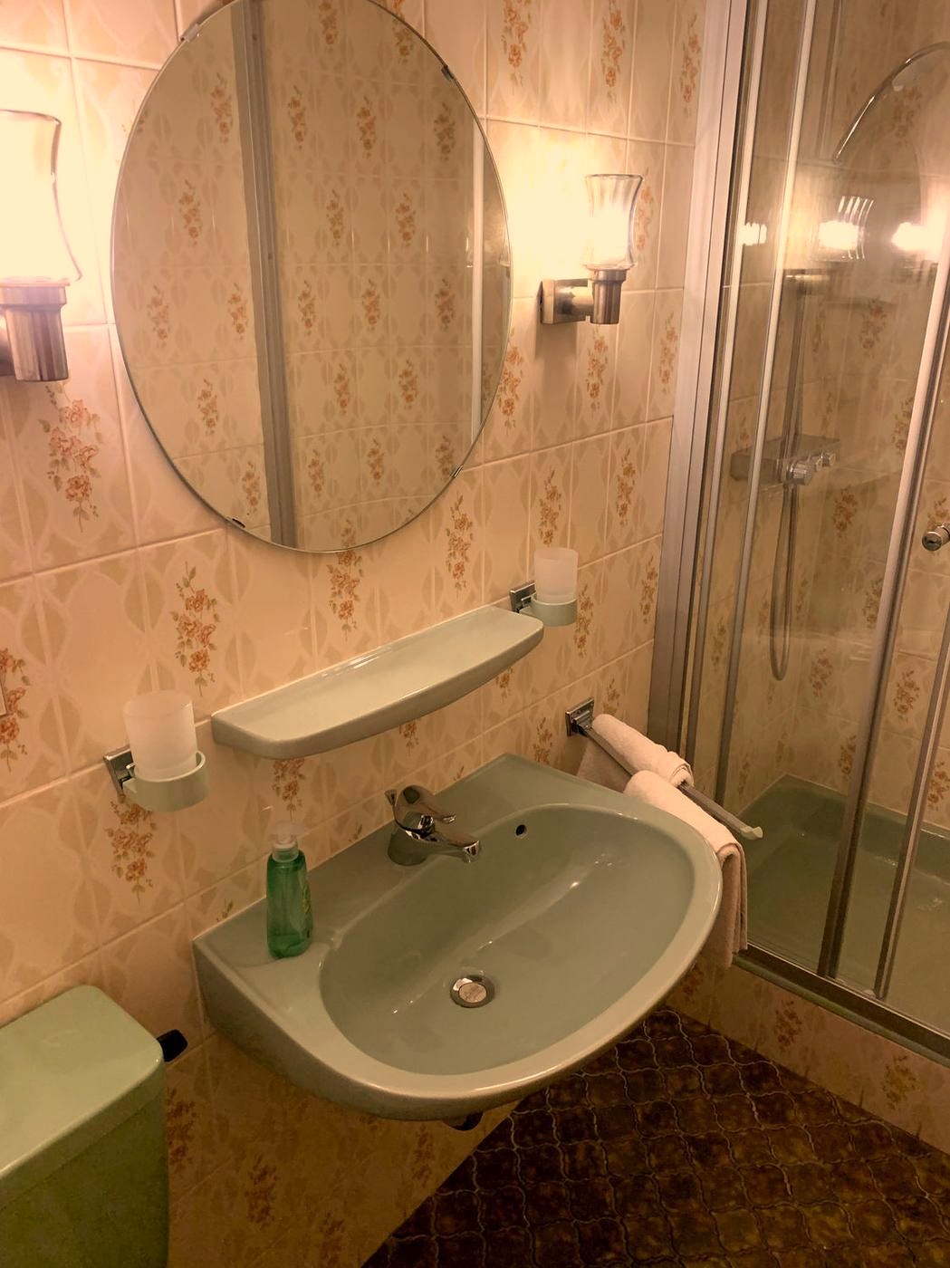 Retro-Bad mit Waschbecken im 70er-Stil