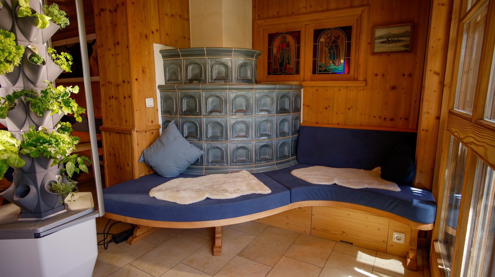 Alter Kachelofen mit gemütlicher Sitzecke
