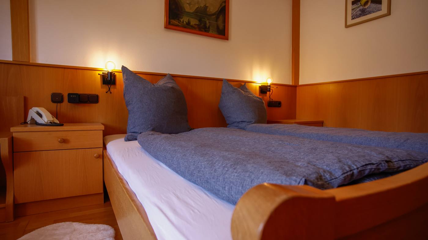 Schlafzimmer Detail mit Telefon und Nachttischlampen